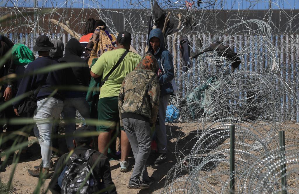 Migrantes insisten en cruzar a EE.UU. por el río Bravo pese a las crecientes deportaciones - migrantes-ante-la-valla-de-alambre-y-puas-que-divide-la-frontera-de-eeuu-con-mexico-1024x663
