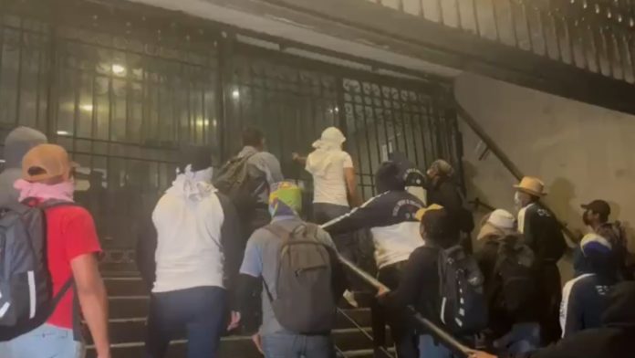 Normalistas de Guerrero vandalizan oficinas de la Segob en CDMX