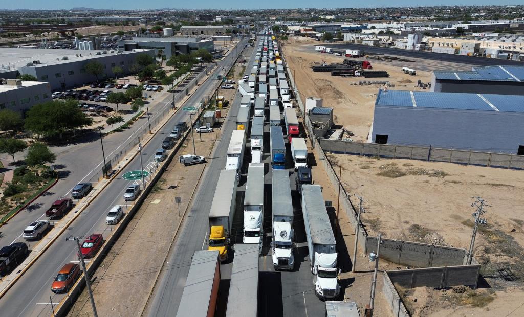 Texas vuelve a bloquear exportaciones mexicanas ante incremento del flujo migratorio - filas-de-camiones-en-espera-para-cruzar-hacia-eeuu-en-ciudad-juarez-1024x620