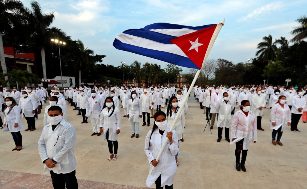 Un grupo de 61 médicos cubanos se sumará a los que ya colaboran en México