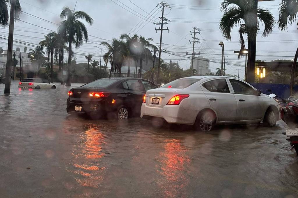 Campeche y Quintana Roo suspenden clases por lluvia de potencial ciclón tropical Uno - cancun-quintana-roo-potencial-ciclon-tropical-uno-lluvias-1024x683
