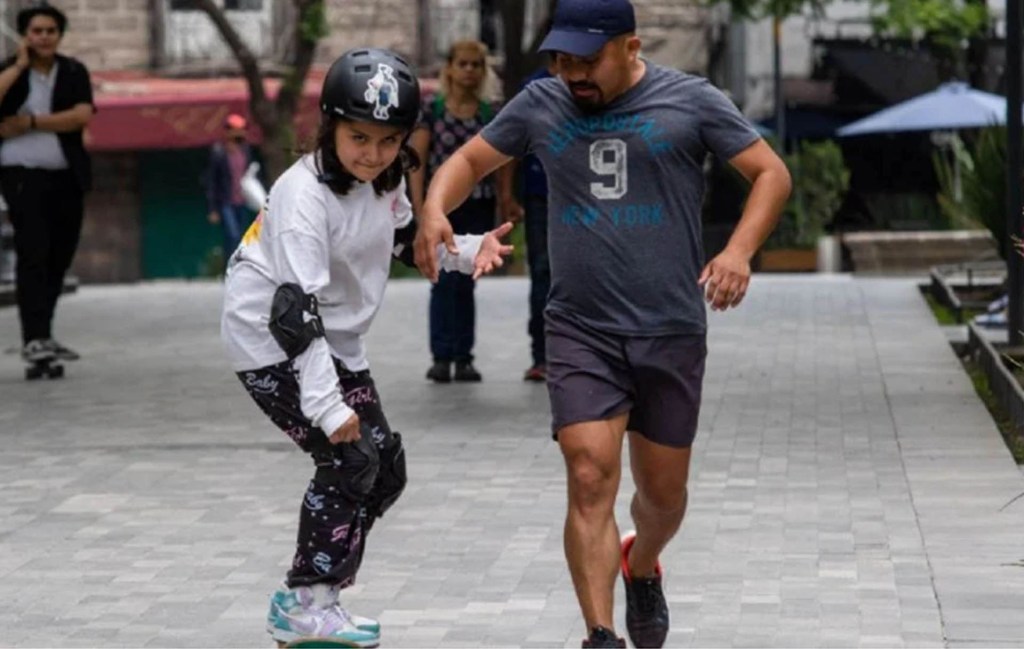 Padres mexicanos, con mayor participación en el cuidado y crianza de los hijos - un-padre-ensena-a-su-hija-a-andar-en-patineta-1024x649