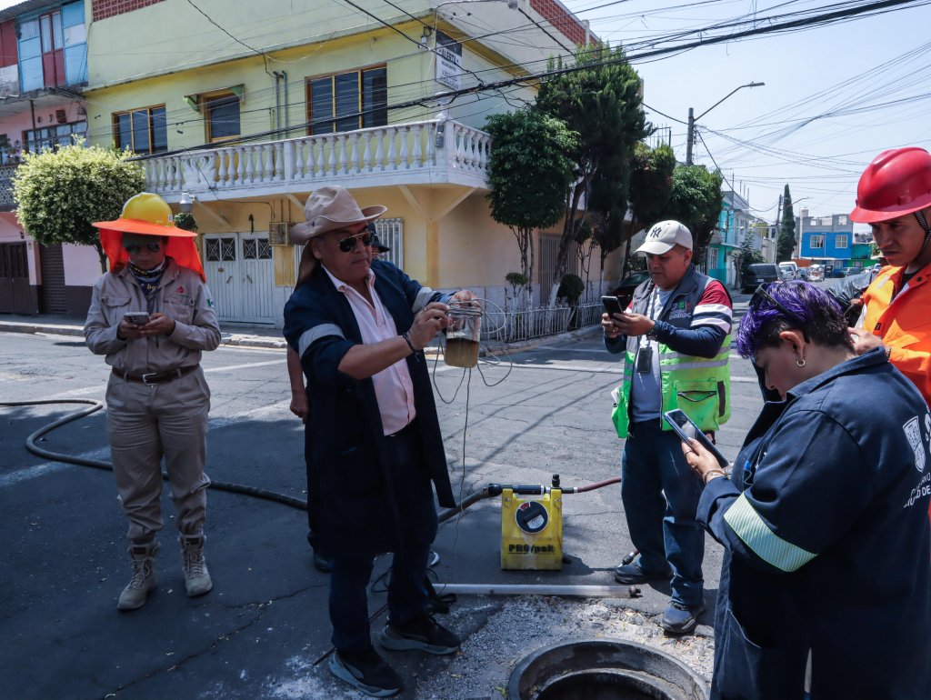 Pemex limpia coladeras en la GAM tras denuncia de olor a combustible - limpieza-de-coladeras-en-la-gam-ante-olor-a-combustible-1024x770