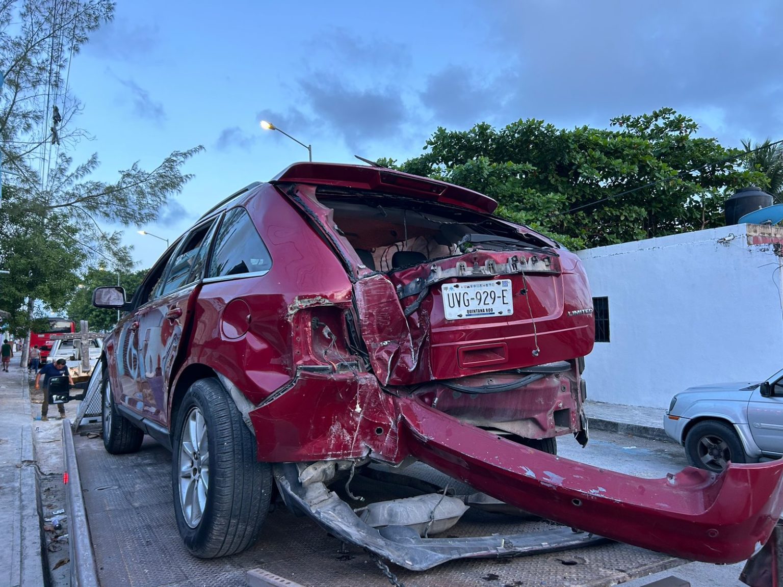 Se le atravesó el poste, y huye en la Colosio