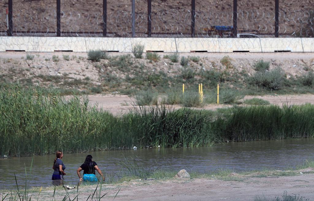 México y EE.UU. rescatan a un récord de 54 migrantes en el río Bravo - migrantes-en-el-rio-grande-1024x656