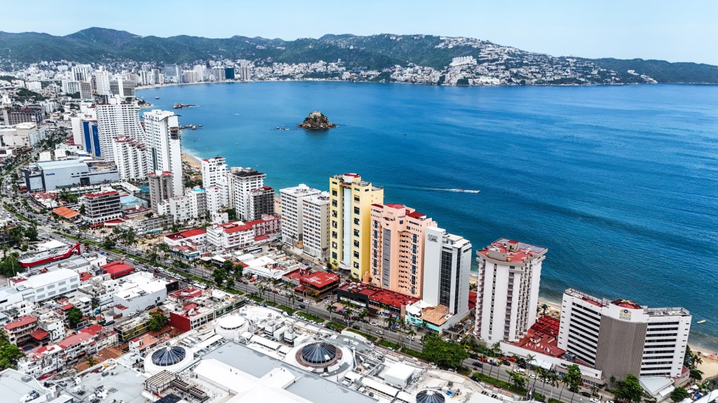 Vacaciones de verano, un paso más en la recuperación de Acapulco tras Otis - vacaciones-de-verano-un-paso-mas-en-la-recuperacion-de-acapulco-tras-otis-3-1024x576