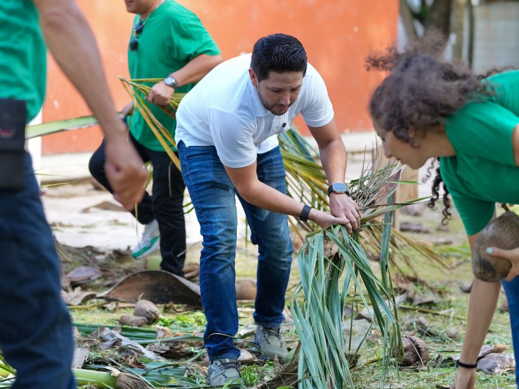Se suma Renán Sánchez a acciones en favor de los estudiantes en Puerto Morelos