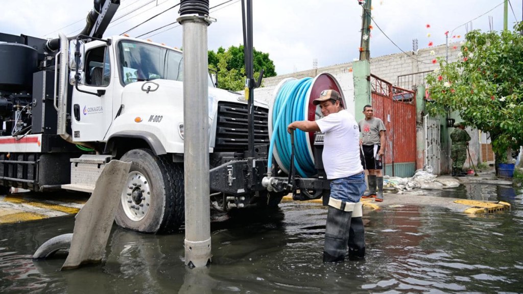 Chalco cumple un mes entre aguas negras y olores fétidos - desazolve-de-agua-de-lluvia-en-chalco-1024x576