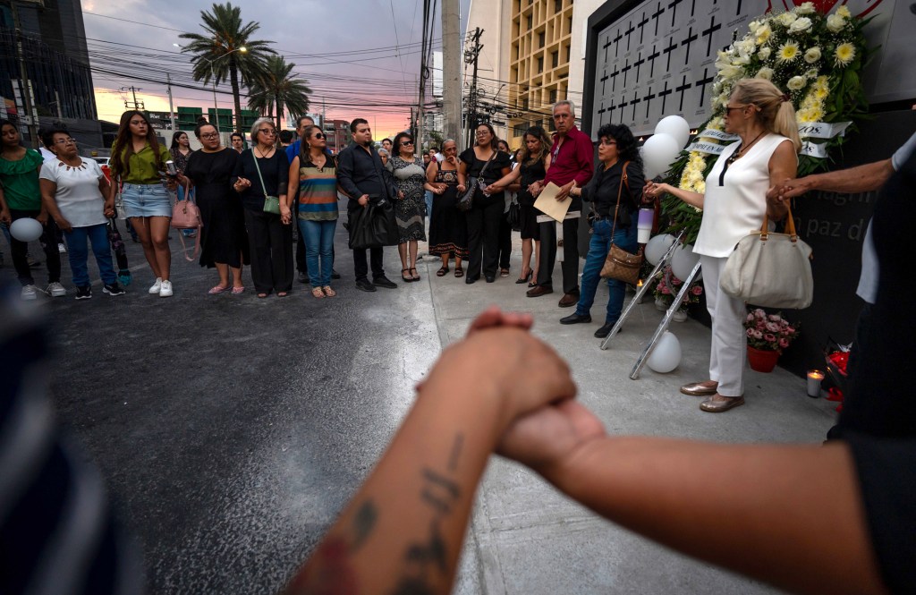 Inauguran memorial en recuerdo de las 52 víctimas del atentado contra el Casino Royale - inauguran-memorial-en-recuerdo-de-las-52-victimas-del-atentado-contra-el-casino-royale-2-1024x665