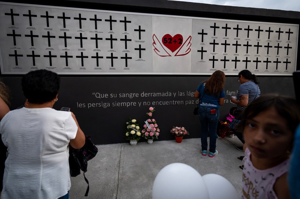 Inauguran memorial en recuerdo de las 52 víctimas del atentado contra el Casino Royale - inauguran-memorial-en-recuerdo-de-las-52-victimas-del-atentado-contra-el-casino-royale-3-1024x681