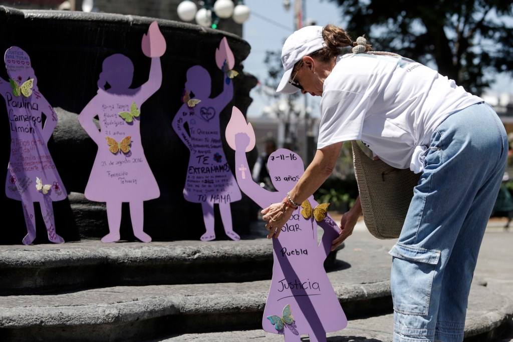 Padres buscadores en Puebla recuerdan a sus desaparecidos con siluetas de madera - padres-buscadores-en-puebla-recuerdan-a-sus-desaparecidos-con-siluetas-de-madera-1024x683