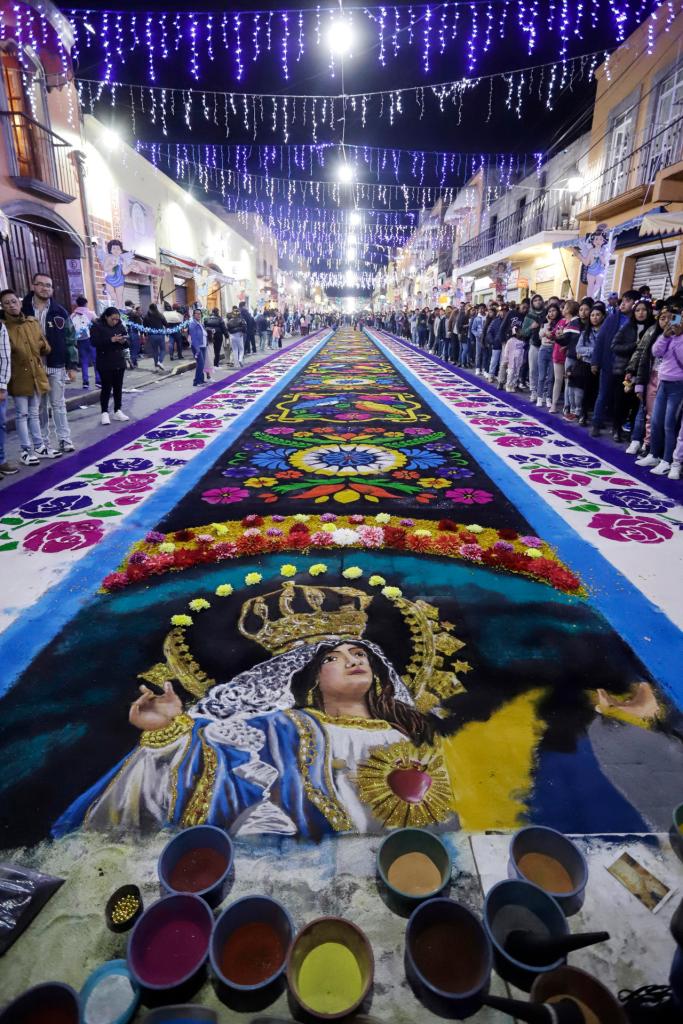 Tlaxcala honra a la virgen de la Caridad con tapetes monumentales de aserrín - tapete-monumental-de-aserrin-en-huamantla-tlaxcala-para-la-virgen-de-la-caridad-683x1024