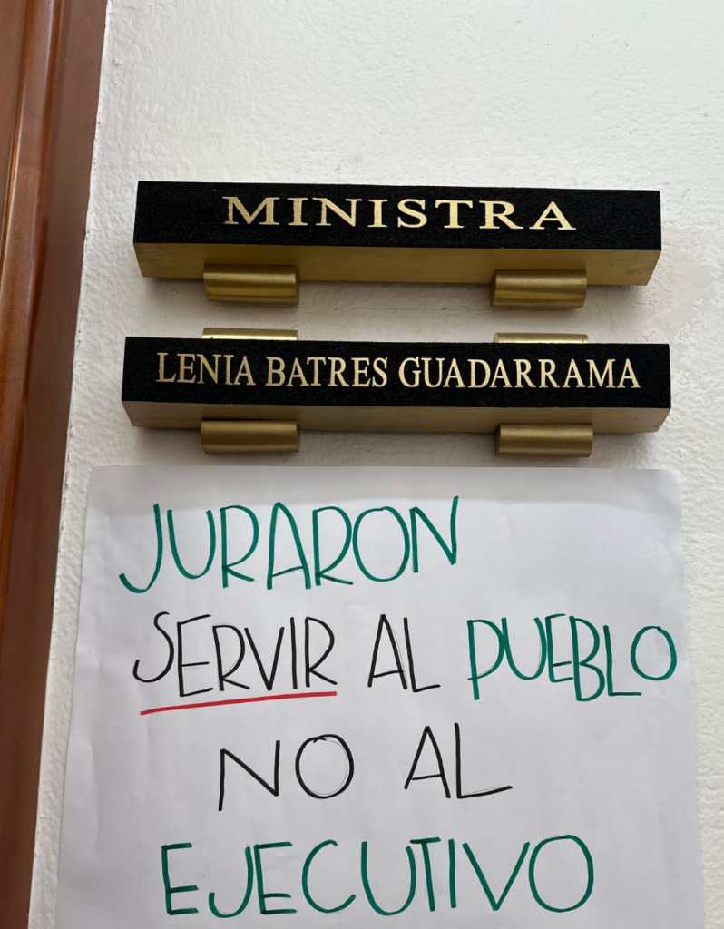 Trabajadores de la Corte se manifiestan, frente a ministros, contra la reforma al Poder Judicial - lenia-batres-protesta-scjn-poder-judicial-trabajadores-798x1024