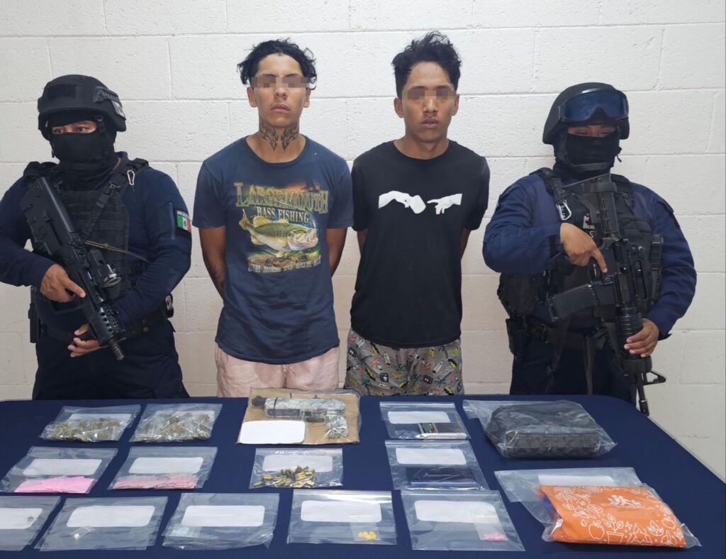 Detienen a dos hombres en Cozumel con narcóticos y un arma