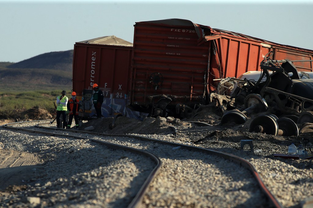 Autoridades en Chihuahua drenan ácido sulfúrico del tren que descarriló con migrantes - autoridades-en-chihuahua-drenan-acido-sulfurico-del-tren-que-descarrilo-con-migrantes-2-1024x682