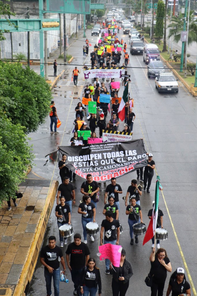 Marchan en Tapachula, Chiapas, contra la reforma judicial de AMLO - marchan-en-tapachula-chiapas-contra-la-reforma-judicial-de-amlo-3-683x1024