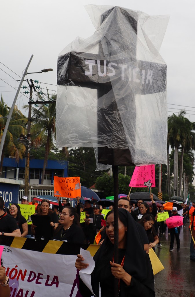 Marchan en Tapachula, Chiapas, contra la reforma judicial de AMLO - marchan-en-tapachula-chiapas-contra-la-reforma-judicial-de-amlo-4-673x1024