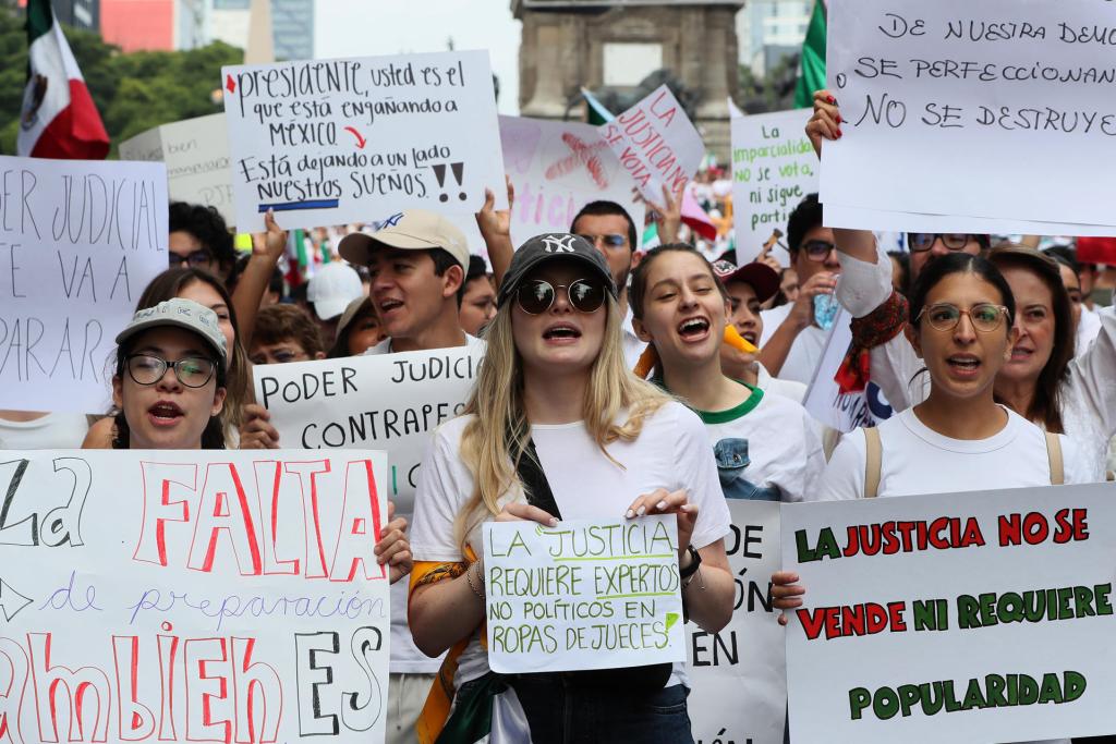 "No nos engañan": universitarios alzan la voz contra la reforma al Poder Judicial - estudiantes-de-derecho-en-marcha-contra-la-reforma-judicial-1024x683