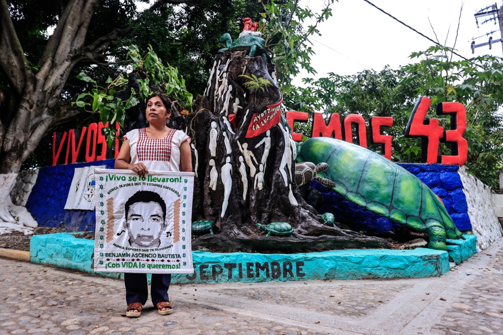 Padres de Ayotzinapa, "sin otra alternativa" que confiar en Sheinbaum - padres-de-ayotzinapa-sin-otra-alternativa-que-confiar-en-sheinbaum-2-1024x683