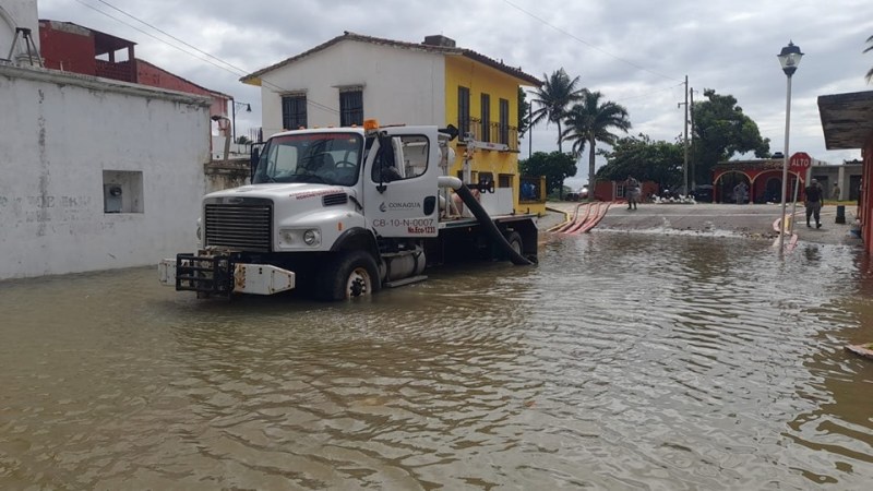 Autoridades y ciudadanos contienen inundación que amenazaba Tlacotalpan - labores-para-evitar-inundacion-en-tlacotalpan