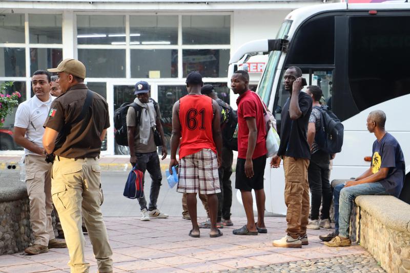 Migrantes venezolanos parten en caravana desde Tapachula hacia EE.UU. - migrantes-con-personal-del-inm-en-chiapas-1024x683