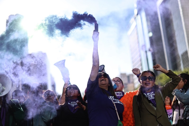 Mujeres toman el centro de la CDMX para exigir un alto a los feminicidios - mujeres-toman-las-calles-de-la-ciudad-de-mexico-para-exigir-alto-a-los-feminicidios-1024x683