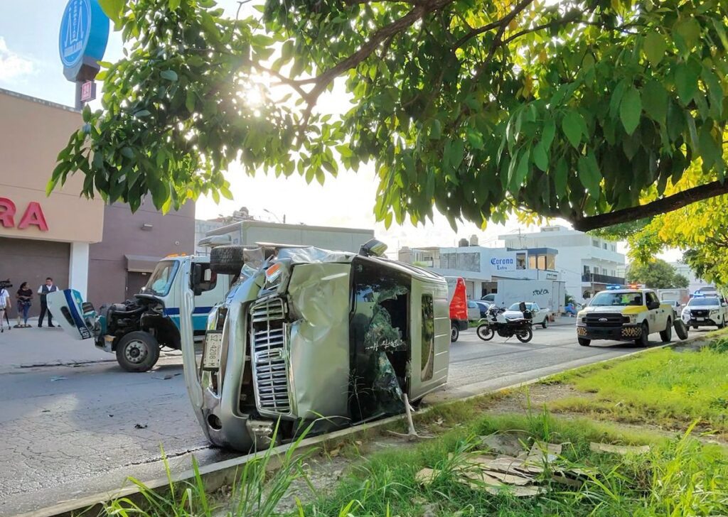 Vuelca camioneta tras chocar con camión repartidor en cruce de avenidas en Cancún