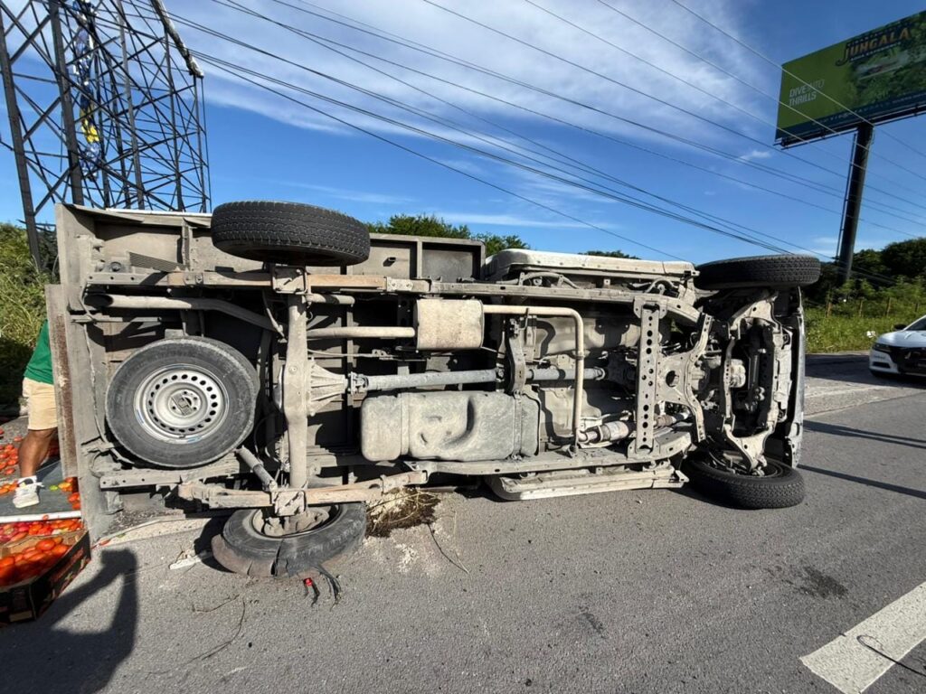 Vuelca camioneta de carga tras ponchadura en la carretera federal 307