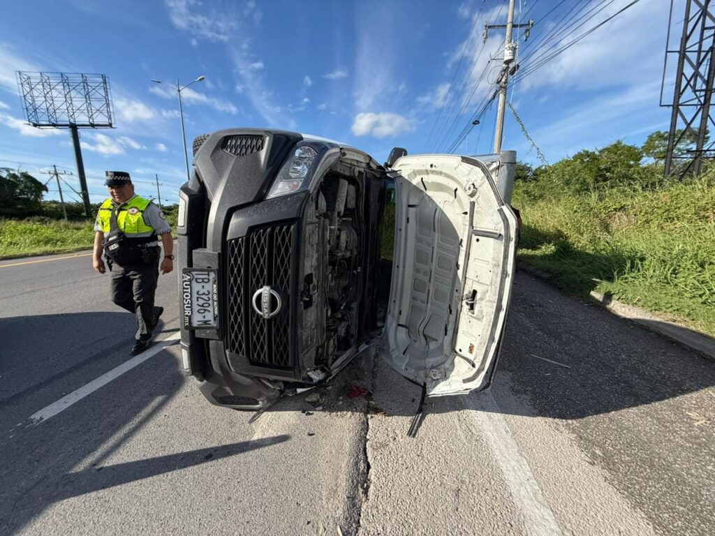 Vuelca camioneta de carga tras ponchadura en la carretera federal 307