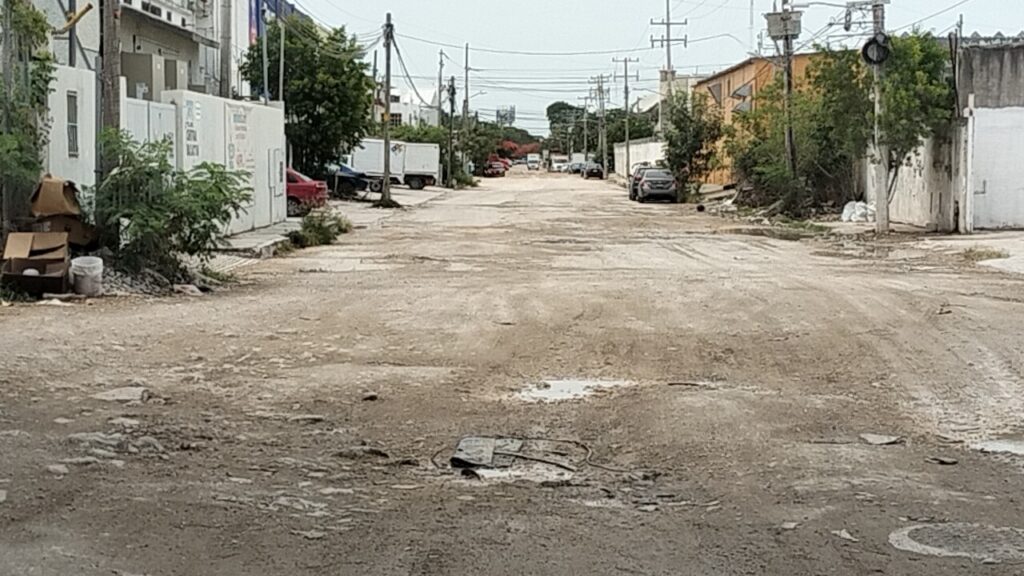 Confirman lluvias deterioro extremo de vialidades en las regiones 200 de Cancún