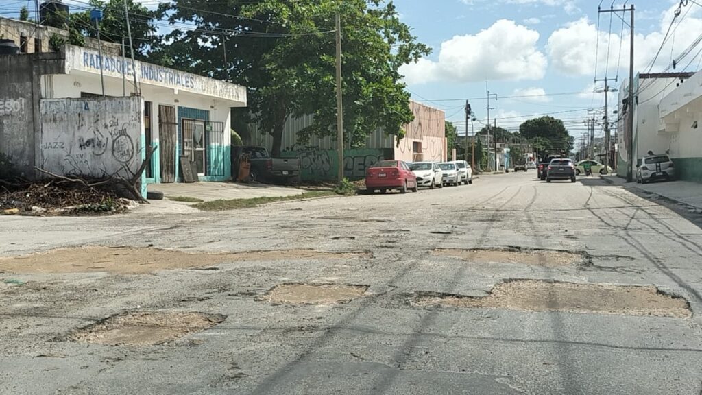 Confirman lluvias deterioro extremo de vialidades en las regiones 200 de Cancún