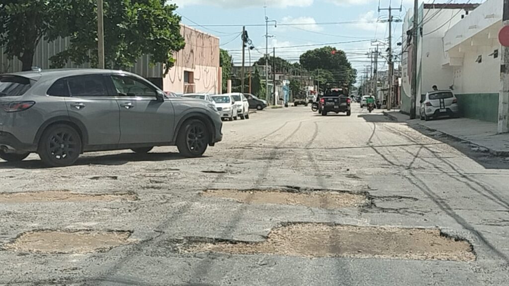 Confirman lluvias deterioro extremo de vialidades en las regiones 200 de Cancún
