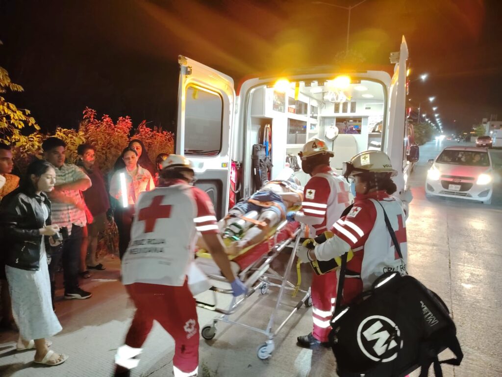 Deja choque entre auto y motocicleta a un herido grave en Punta Ikal, Cancún