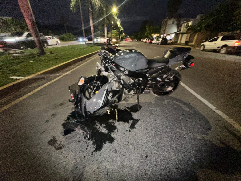 Chocan motocicletas y dejan dos lesionados en cruce de la avenida 115