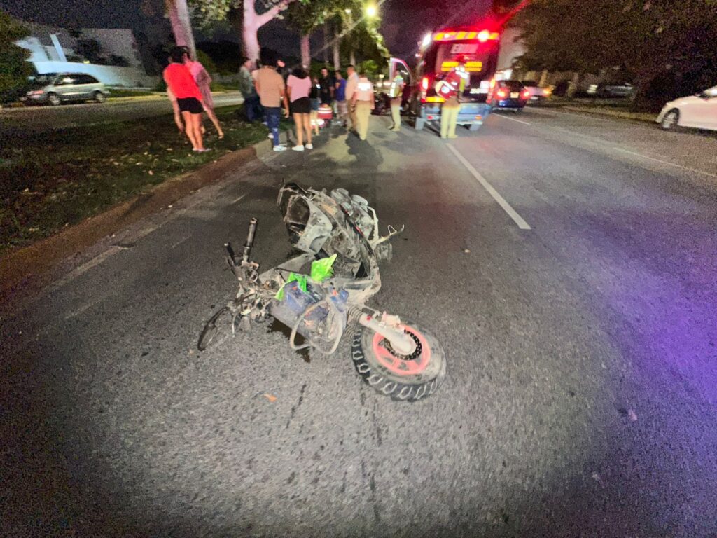 Chocan motocicletas y dejan dos lesionados en cruce de la avenida 115 Chocan motocicletas y dejan dos lesionados en cruce de la avenida 115