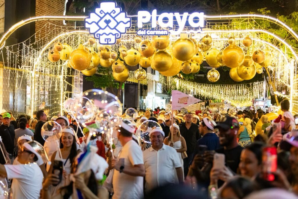 Miles de playenses y turistas disfrutan del Gran Desfile Navideño en la Quinta Avenida

