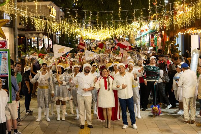 Miles de playenses y turistas disfrutan del Gran Desfile Navideño en la Quinta Avenida
