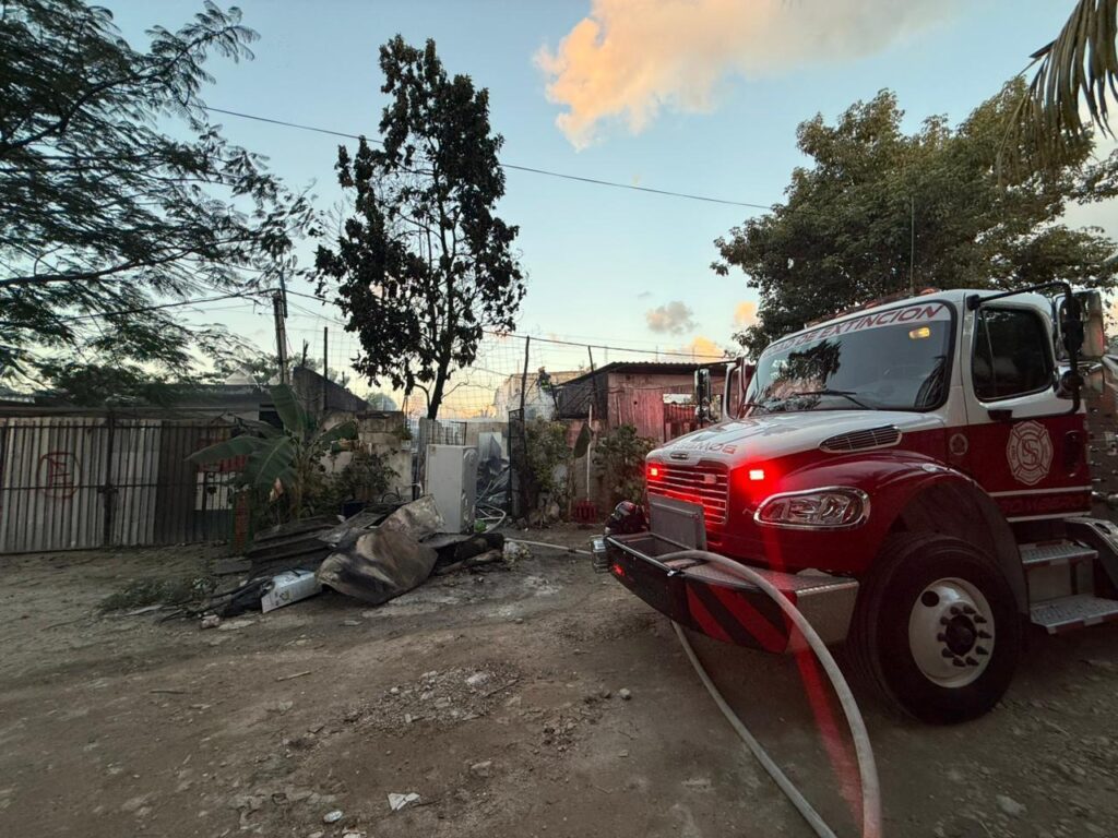 Consume incendio vivienda en la zona de invasión de In House de Playa del Carmen