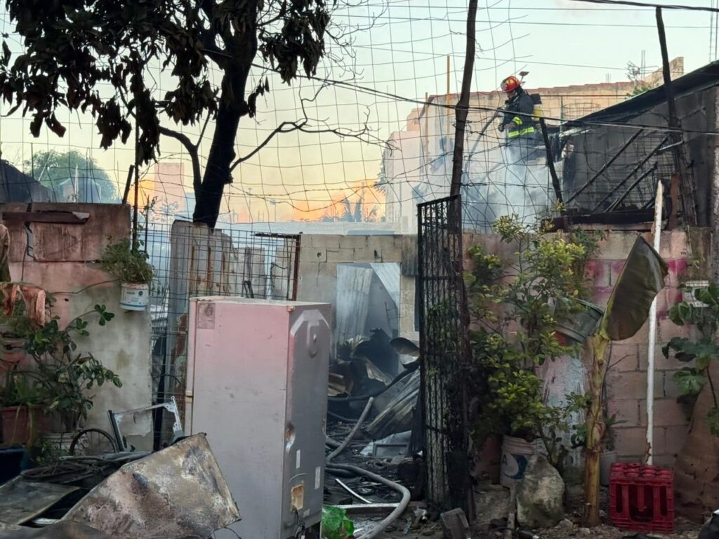 Consume incendio vivienda en la zona de invasión de In House de Playa del Carmen