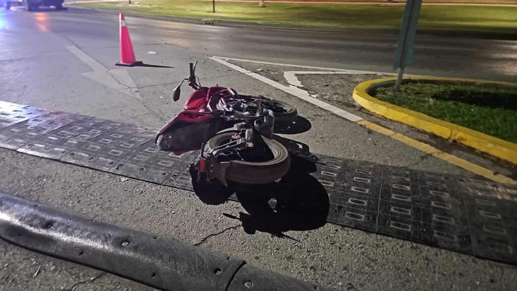 Fatal accidente en zona hotelera, motociclista derrapa y pierde la vida