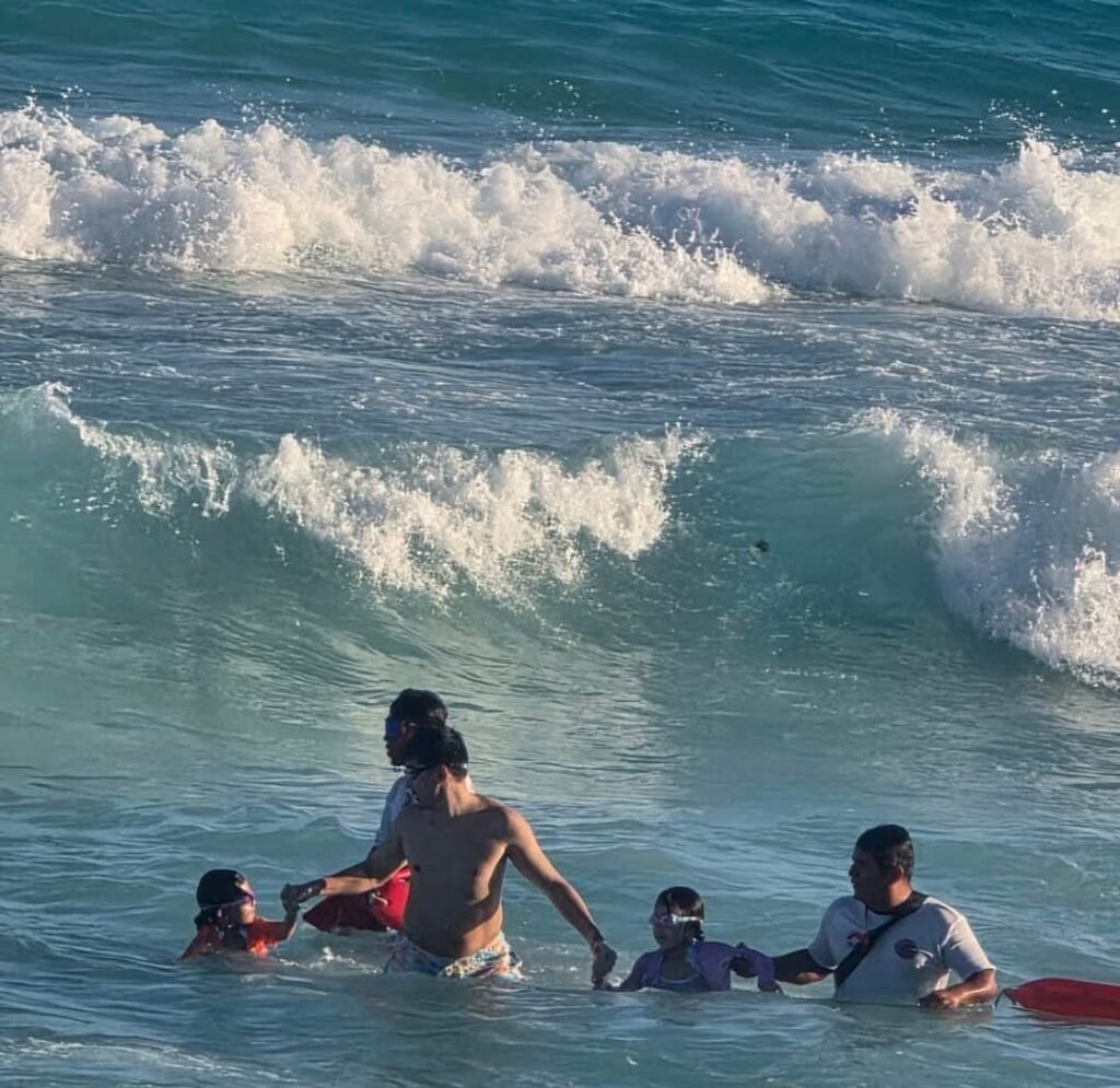 Rescatan a cuatro bañistas en playas de Cancún pese a bandera roja