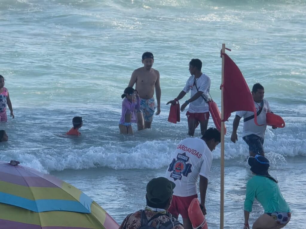 Rescatan a cuatro bañistas en playas de Cancún pese a bandera roja