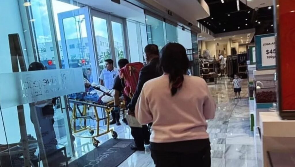Atienden a empleada de tienda departamental tras crisis de ansiedad en Playa del Carmen