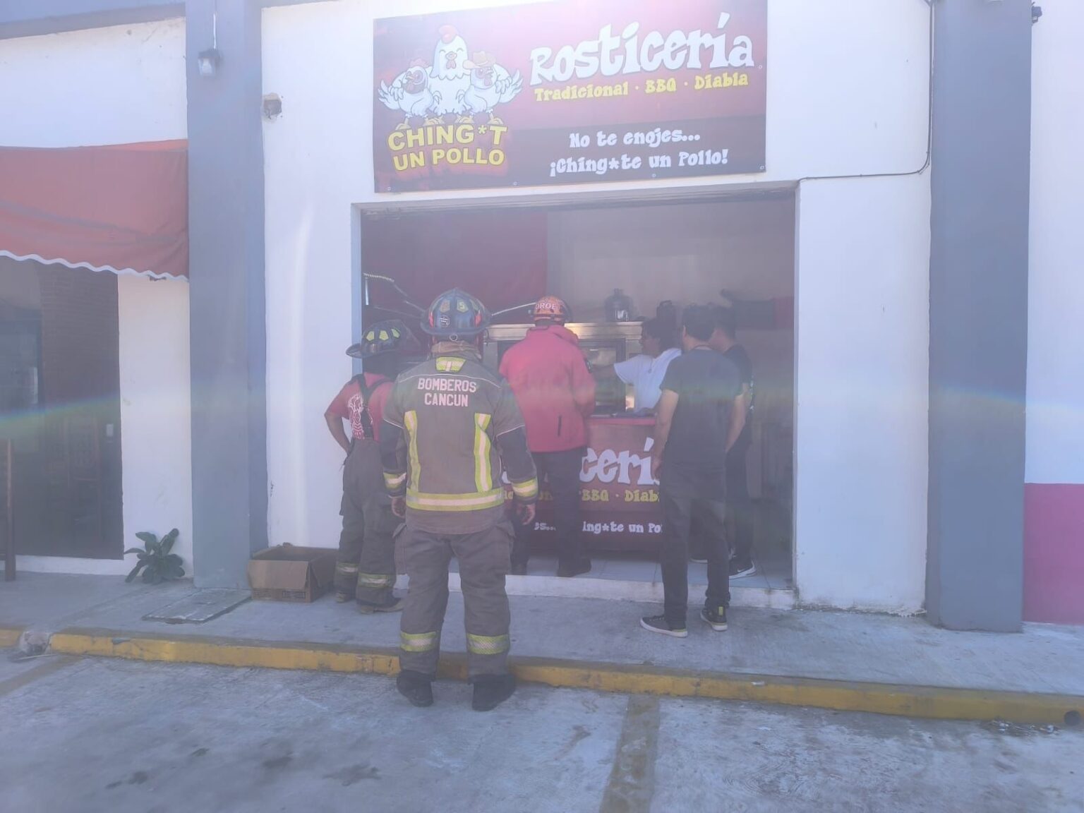 Atienden flamazo por gas LP en comercio de la Supermanzana 517 en Cancún