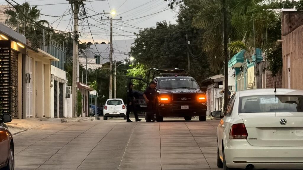 Policía Municipal activa protocolo por enfrentamiento con un civil armado en la Sm 20