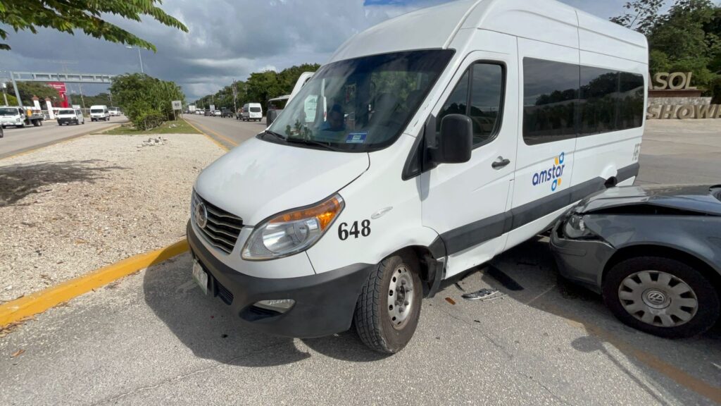 Camioneta turística se atraviesa y causa fuerte accidente en la 307