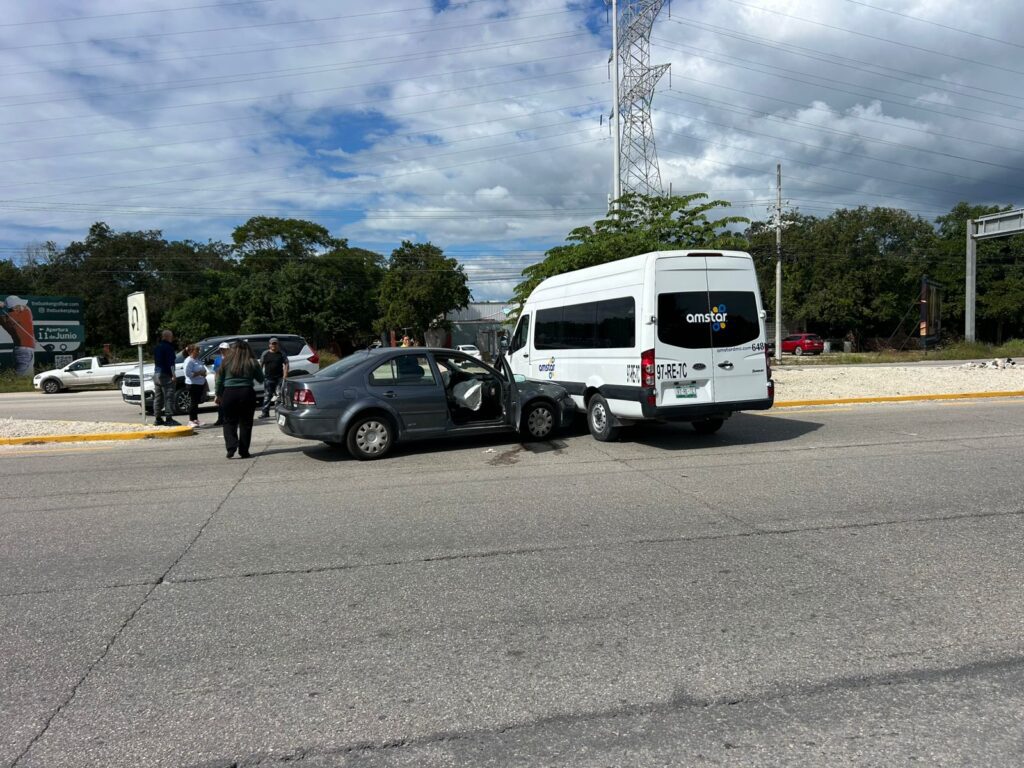 Camioneta turística se atraviesa y causa fuerte accidente en la 307