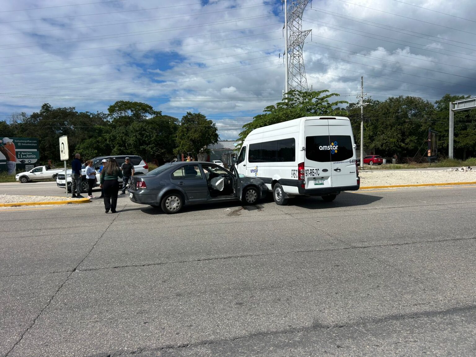 Camioneta turística se atraviesa y causa fuerte accidente en la 307 Camioneta turística se atraviesa y causa fuerte accidente en la 307