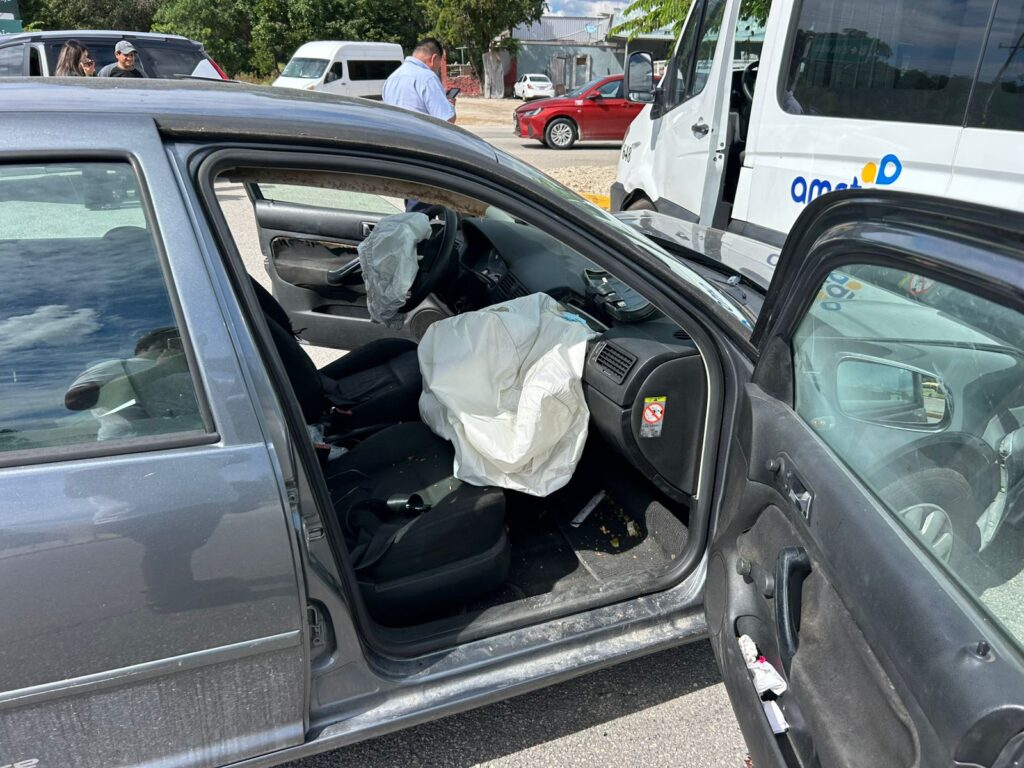 Camioneta turística se atraviesa y causa fuerte accidente en la 307