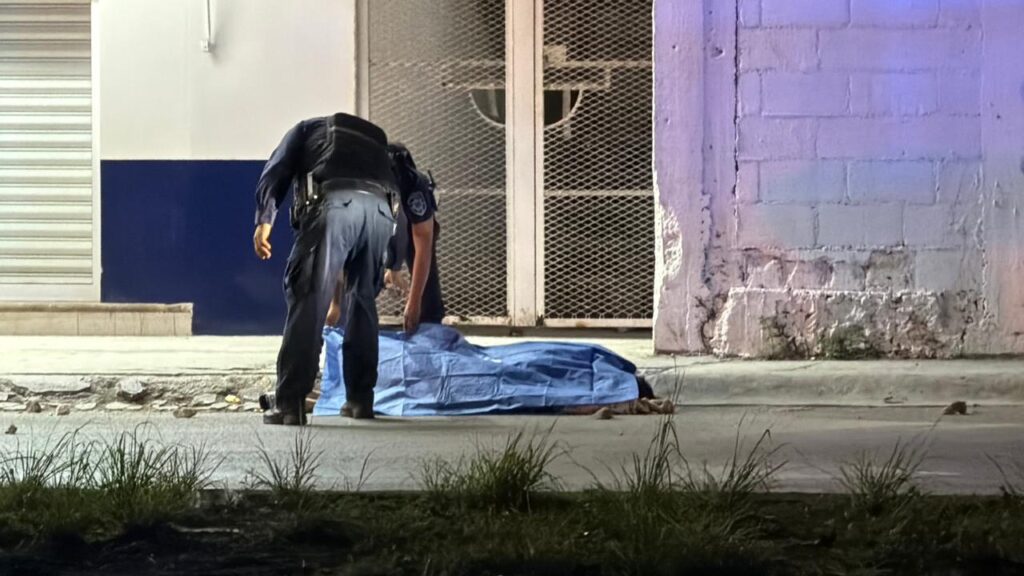 Ataque armado en Cancún cobra la vida de una joven en plena vía pública